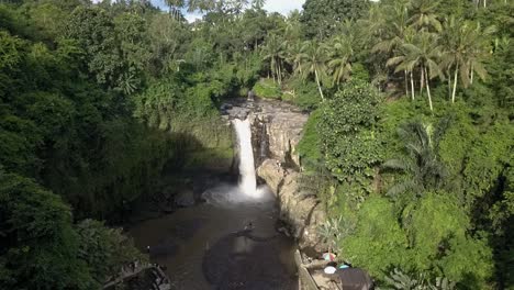 Luftumlaufansicht-Des-Wasserfalls-Tegenungan,-Unglaubliche-Drohnenansicht,-Bali,-Indonesisch