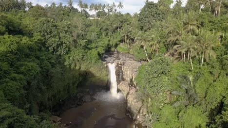 Luftsockel-Auf-Wasserfall,-Tegenungan,-Große-Kaskade-In-Bali,-Indonesisch