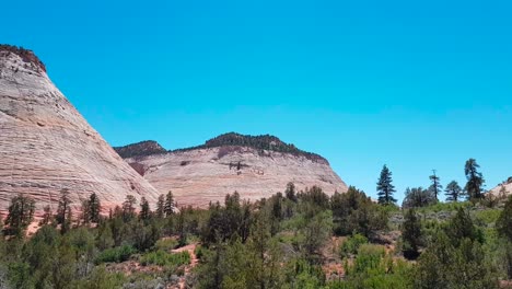 Langsame-Schwenkaufnahme-Von-Schachbrett-mesa-Im-Zion-nationalpark-An-Einem-Schönen-Sommertag-In-Utah,-Usa
