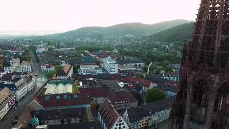 4K-Drohne-Aufnahmen,-Aufgenommen-In-Der-Nähe-Des-Doms-In-Fraiburg-Im-Breisgau,-Deutschland-Bei-Sonnenaufgang