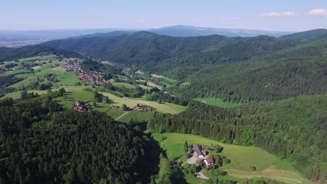 Imágenes-De-Drones-De-4k-Filmadas-En-La-Selva-Negra,-Alemania