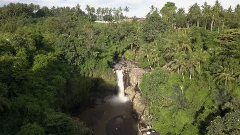 Luftfliegen-über-Einem-Wasserfall,-Tegenungan-Wasserfall,-Schöner-Wald-In-Bali,-Indonesisch