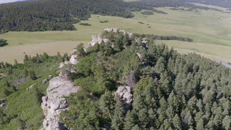 Luftaufnahmen-Eines-Grasbewachsenen-Flugzeugs,-Das-Zu-Einer-Wunderschönen-Felsformation-In-Palmer-Lake,-Colorado,-Fährt