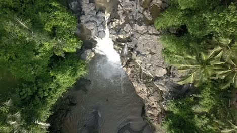 Obenliegender-Schusswasserfall-Aus-Der-Luft,-Der-Sich-über-Dem-Wunderschönen-Tegenungan-wasserfall-In-Bali,-Indonesien,-Erhebt