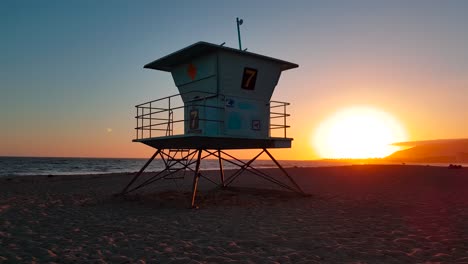 Shot-around-Lifeguard-house-:-tower-at-sunset-at-San-Buenaventura-State-Beach-in-Ventura,-California,-United-States