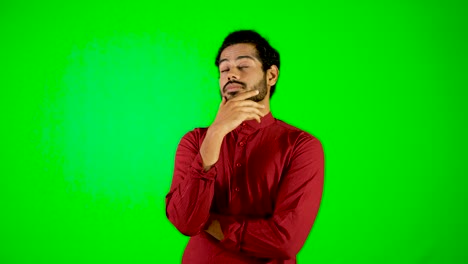 Indischer-Kerl,-Der-Bewegung-Zu-Menschen-Mit-Grünem-Hintergrund,-Grünem-Bildschirm-Sucht
