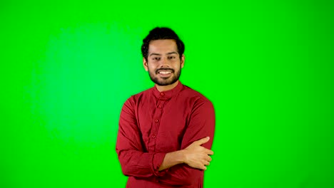 Inder-Lächelt-Und-Blickt-Mit-Grünem-Bildschirm-In-Die-Kamera---Grüner-Hintergrund