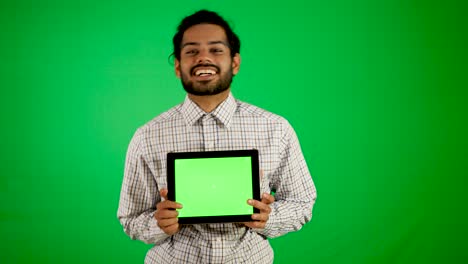 Kerl-Mit-Handy---Tablet-Mit-Grünem-Bildschirm-Und-Grünem-Hintergrund-Indischer-Kerl-Mit-Grünem-Bildschirm