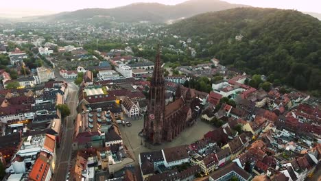 4k-Drohne-Footage-shot-near-the-Cathedral-in,-Fraiburg-im-Breisgau,-Germany-at-Sunrise