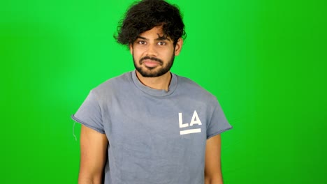 Indischer-Kerl,-Der-Bewegung-Zu-Menschen-Mit-Grünem-Hintergrund,-Grünem-Bildschirm-Sucht