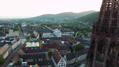 4k-Drohne-Footage-shot-near-the-Cathedral-in,-Fraiburg-im-Breisgau,-Germany-at-Sunrise