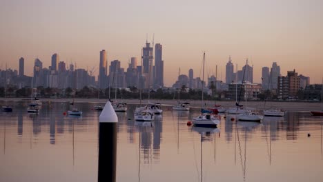 Veleros---Yate-Flotando-En-Puerto-St-Kilda-Pier-City-Sunrise,-Melbourne