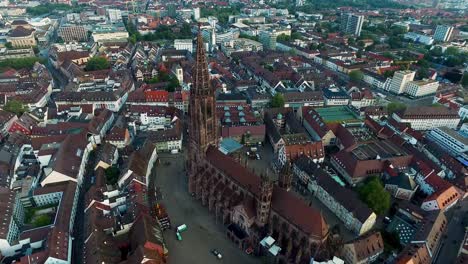 Imágenes-De-4k-Drohne-Filmadas-Cerca-De-La-Catedral-En-Fraiburg-Im-Breisgau,-Alemania-Al-Amanecer