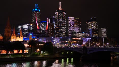 Vista-Del-Horizonte-De-Melbourne-Cbd-En-La-Noche-Desde-La-Orilla-Sur,-Yarra-Riverside-Nighttime,-Melbourne