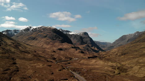 Drohnenaufnahme-Der-Three-Sisters-Mountains-In-Glencoe,-Schottland