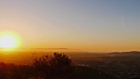 Schöner-Goldener-Sonnenuntergang-Mit-Nebel-An-Der-Spitze-Des-Berges,-Townsville,-Burghügel,-Australien