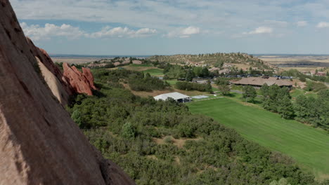 Arrowhead-Golf-Resort-In-Littleton-Colorado-Mit-Grünem-Gras,-Roten-Felsen-Und-Blauem-Himmel
