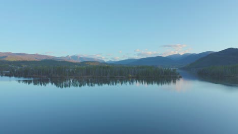 Luftaufnahmen-Des-Frühen-Morgens-Im-Shadow-Mountain-Lake-Im-Grand-Lake-Colorado-Mit-Den-Herbstfarben,-Die-Gerade-Beginnen