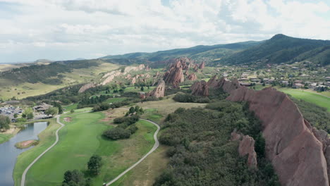 Campo-De-Golf-De-Punta-De-Flecha-En-Littleton-Colorado-Con-Césped-Verde,-Rocas-Rojas-Y-Cielos-Azules