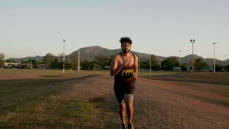 Indischer-Kerl,-Der-Während-Des-Sonnenuntergangs-Für-Cardio-übungen-Im-öffentlichen-Park-Läuft-Und-Trainiert