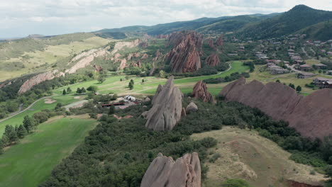 Campo-De-Golf-De-Punta-De-Flecha-En-Littleton-Colorado-Con-Césped-Verde,-Rocas-Rojas-Y-Cielos-Azules