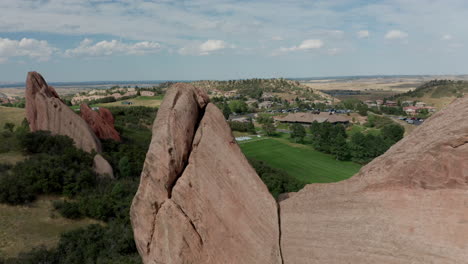 Arrowhead-golf-course-resort-in-Littleton-Colorado-with-green-grass,-red-rocks,-and-blue-skies