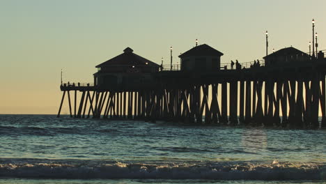 Silhouette-Des-Huntington-Beach-Pier-Und-Sonnenuntergang