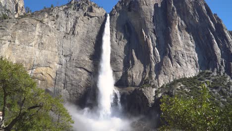 Upper-Yosemite-Falls,-the-grandeur-and-beauty-of-this-iconic-symbol-of-Yosemite-National-Park