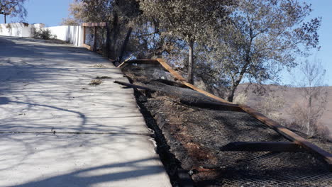 Verbrannter-Zaun-Entlang-Der-Einfahrt-In-Malibu,-Kalifornien