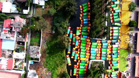 Drohnenaufnahme-Der-Schwimmenden-Gärten-Von-Xochimilco-In-Mexiko,-Boote-In-Kanälen,-Südlicher-Vorort-Von-Mexiko,-Aktivitäten-In-Mexiko-Stadt