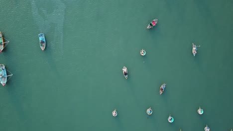 Draufsicht-Auf-Traditionelle-Vietnamesische-Fischerboote-Und-Eines,-Das-Eine-Große-Ölpest-Im-Wasser-Hinterlässt