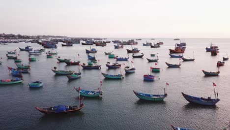 Tranquila-Puesta-De-Sol-Sobre-Coloridos-Barcos-De-Pescadores-En-La-Bahía-De-Mui-Ne,-Vietnam