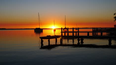 Segelboote-Und-Yachten-Schwimmen-Auf-Dem-Lake-Macquarie-New-Castle-Sunrise-Sonnenlichtreflexion-über-Dem-See