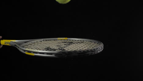 Nasser-Tennisball,-Der-In-Zeitlupe-Auf-Tennisschläger-Springt