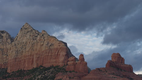 Zeitraffer,-Nahaufnahme-Von-Sedona-Arizona-Mountains-Mit-Rollenden-Wolken
