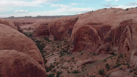Iconic-sandstone-canyons,-Hell's-Revenge-Trail-Utah,-retreating-aerial