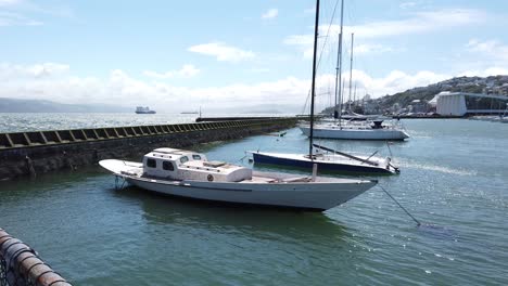 Ein-Weißes-Boot,-Das-An-Einem-Sonnigen-Tag-In-Der-Oriental-Bay-Wharf-In-Wellington,-Neuseeland,-Angedockt-Ist