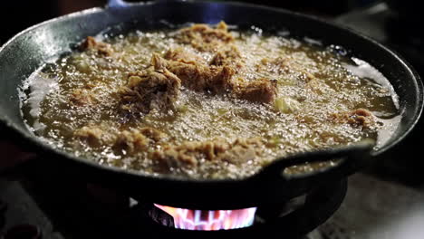 Close-up-of-sizzling-hot-deep-fried-chicken-cooking-in-a-wok