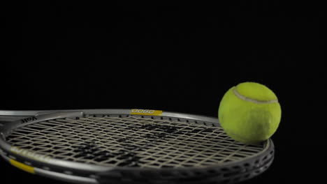 Tennisball-Springt-Einmal-Auf-Tennisschläger-In-Zeitlupe