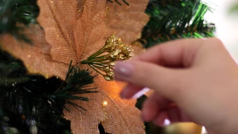 Schmücken-Weihnachtsbaum-Mit-Blumen-Und-Gestickten-Ornamenten