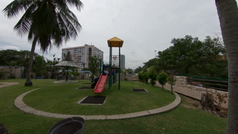 Metraje-Del-Parque-Con-Parque-Infantil,-Al-Aire-Libre,-Público