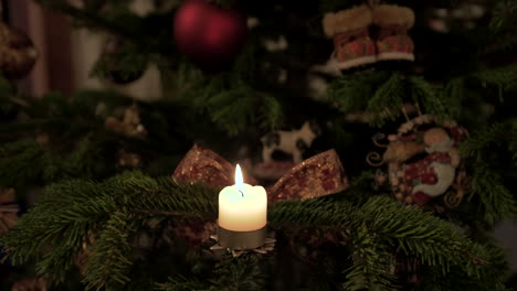 Ein-Kerzenlicht,-Das-Sich-Um-Den-Weihnachtsbaum-Dreht