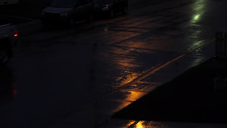 Lkw-Fährt-Nachts-Bei-Regen-Auf-Nasser-Straße