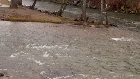 Un-Río-Fluye-En-Una-Bifurcación-Bajo-La-Lluvia-Durante-El-Invierno