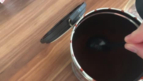 Kaffeepulver-Mit-Einem-Messlöffel-In-Einen-Kaffeefilter-Gießen