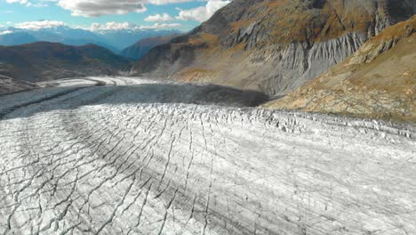 Glaciar-Aletsch,-Suiza,-Drone-Vista-Aérea-De-Hielo-Bajo-Los-Picos-De-Los-Alpes-Suizos-Y-La-Luz-Del-Sol-De-Verano