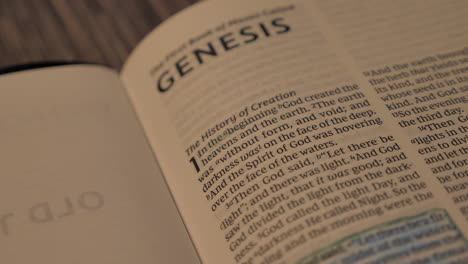 Nahaufnahme-Von-Genesis-1:1-In-Der-Heiligen-Bibel