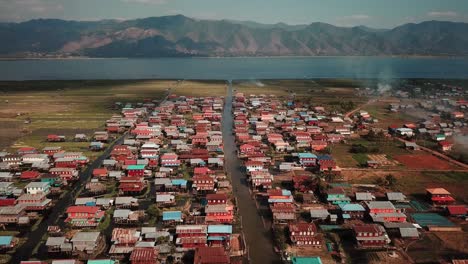 Vista-Aérea-Cinematográfica-Del-Colorido-Pueblo-Flotante-En-El-Lago-Inle,-Myanmar,-Paisaje-Rural-único