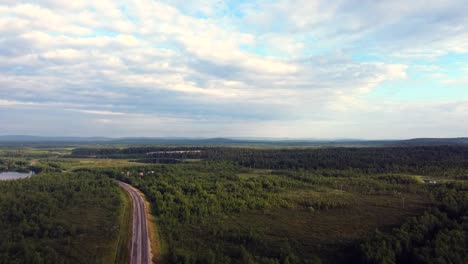 Alleine-Durch-Die-Ausgedehnten-Grünen-Ebenen-Der-Region-Lappland-In-Finnland-Unter-Einer-Dünnen-Wolkendecke-Reisen