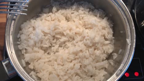 Dampfender-Reis-In-Einem-Topf-In-Nahaufnahme